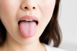 舌苔が原因で口臭が気になる人と近い時の対策は？