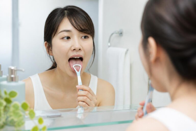 水分補給で口臭や舌苔は改善できる？