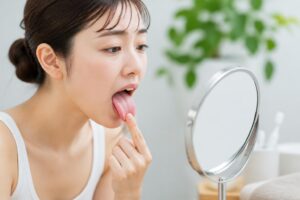 舌磨きは朝と夜のどちらにする？
